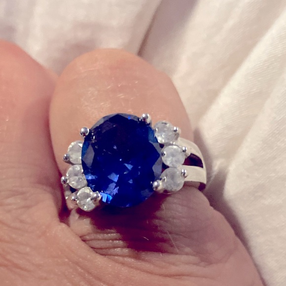 Triple A quality cubic zirconia ring in sapphire blue and silver - Picture 3 of 5